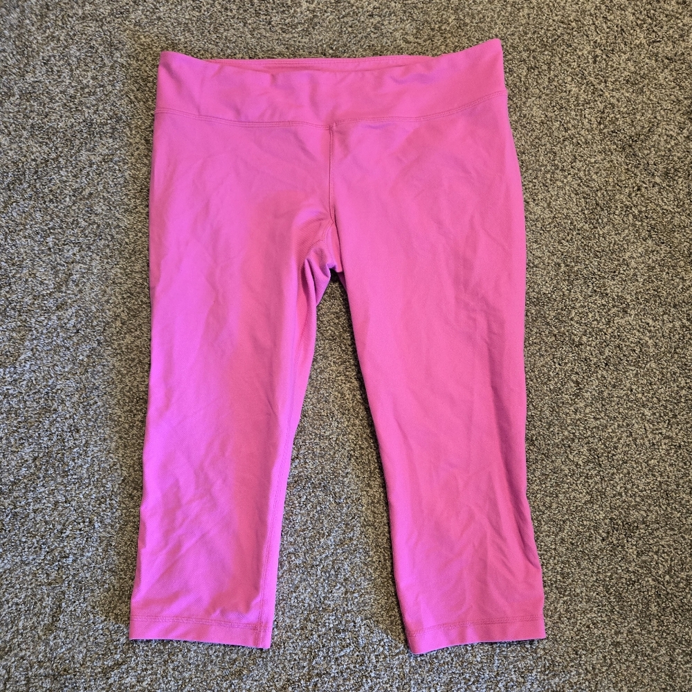 Women's Under Armour pink athletic leggings size large in great condition